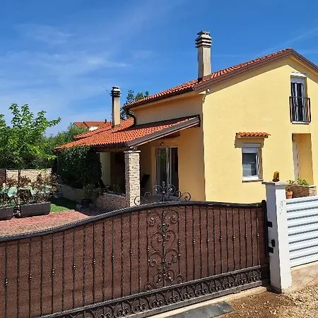 House Amarilla With Private Pool Villa *