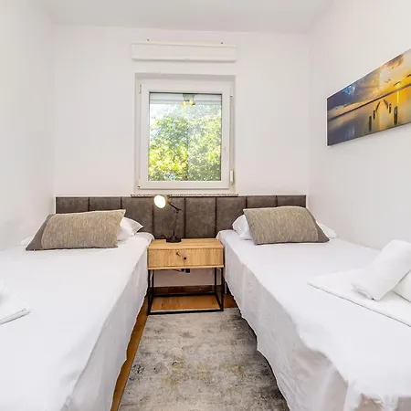 House Amarilla With Private Pool 빌라 크르크