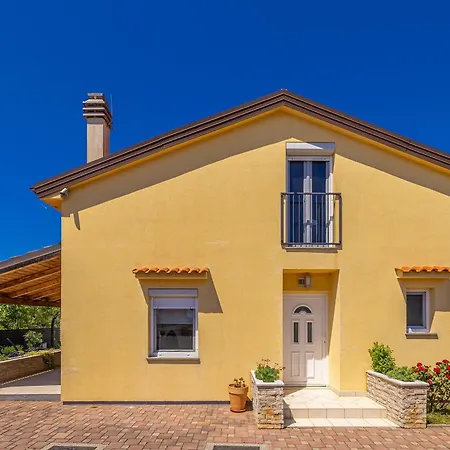House Amarilla With Private Pool *
