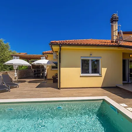 House Amarilla With Private Pool