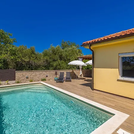 House Amarilla With Private Pool