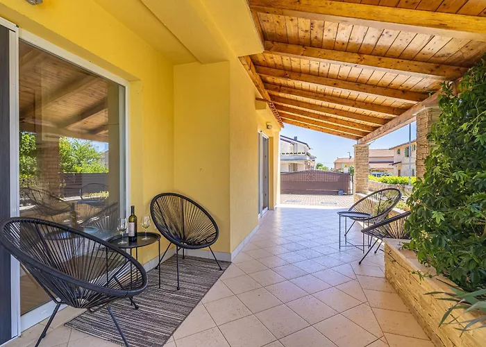 House Amarilla With Private Pool Willa