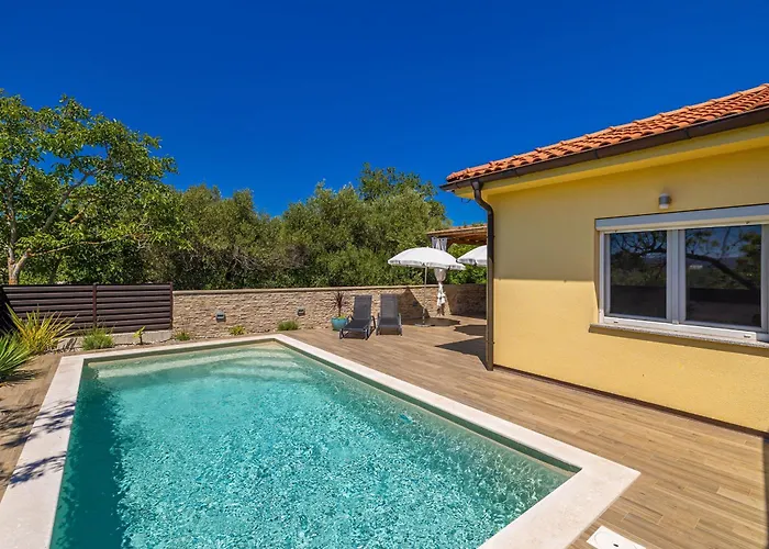 House Amarilla With Private Pool